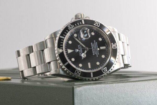 2000 Rolex Submariner - 16610